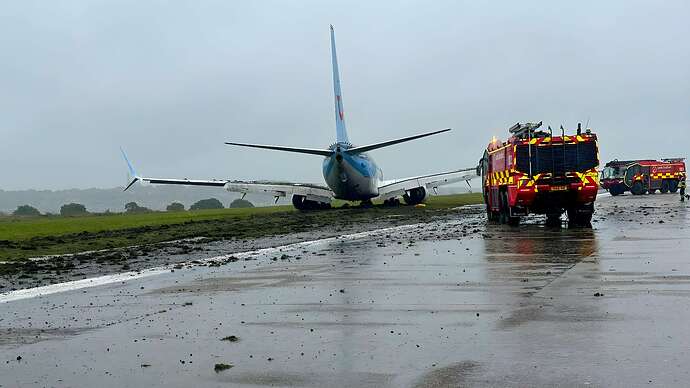 TUI-737-800-Leeds-runway-excursion-1