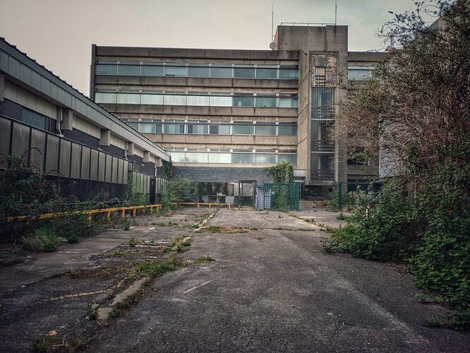 Urban-explorer-visits-deserted-British-Airways-training-center-at-Cranebank-near-London-Heathrow-6