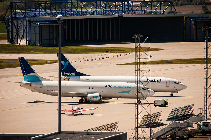 B737-476(SF) ASL Airlines Hungary & B737-490(SF) Bluebird-Nordic