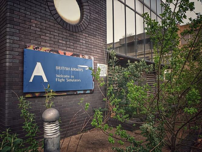 Urban-explorer-visits-deserted-British-Airways-training-center-at-Cranebank-near-London-Heathrow-4