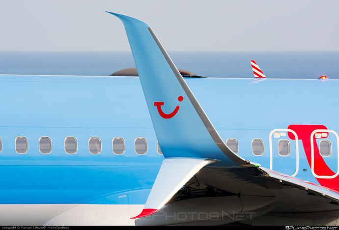 10359_Boeing-737-800_SE-RFX