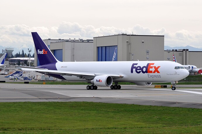 2560px-Federal_Express_(FedEx),_Boeing_767-300F,N118FE-PAE(17722475603)