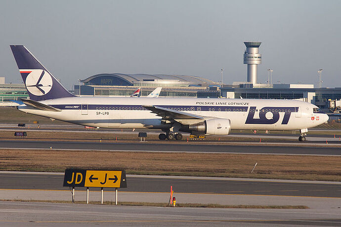 800px-LOT_Boeing_767-300_SP-LPB_6663689641