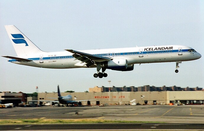 Boeing_757-208,_Icelandair_AN0215597