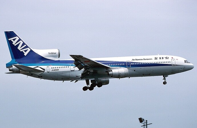 Autor: AlainDurand – Gallery page http://www.airliners.net/photo/All-Nippon-Airways/Lockheed-L-1011-385-1-TriStar/0764363/LPhoto http://cdn-www.airliners.net/aviation-photos/photos/3/6/3/0764363.jpg, GFDL 1.2, https://commons.wikimedia.org/w/index.php?curid=27353041