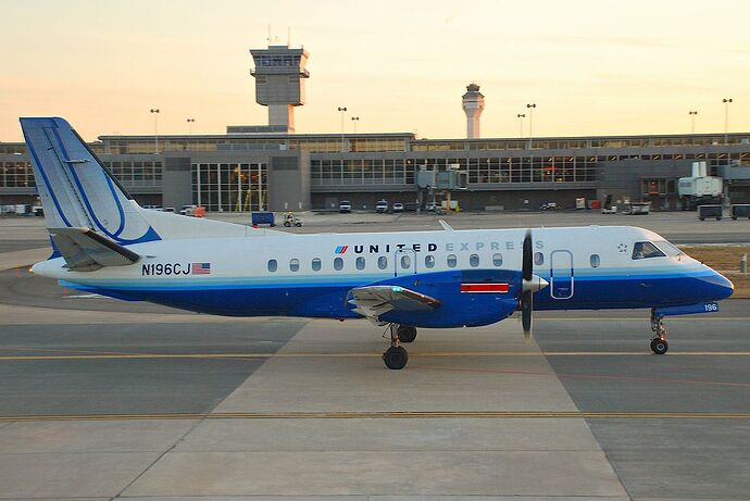 United_Express_Saab_340B,N196CJ@IAD,01.02.2009-534bx-Flickr-_Aero_Icarus
