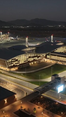 Despedimos este domingo con un vuelo nocturno por el Terminal Internacional (T2)_ que acaba de cumplir tres años haciendo volar los sueños de millones de ((4)