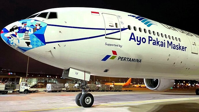 flaps_down_mask_garuda_indonesia_boeing_777-300er_pk-gij_ayo_pakai_masker_stand_jc_lh2gia283a_scale_1-200