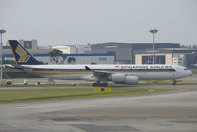 [[File:Singapore Airlines Airbus A340-500; 9V-SGE@SIN;02.08.2012 668ft (7917272510).jpg|thumb|Singapore Airlines Airbus A340-500; 9V-SGE@SIN;02.08.2012 668ft (7917272510)