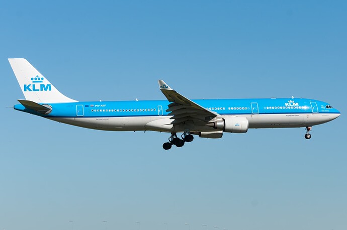 KLM_Airbus_A330-300_PH-AKF_(30667747398)