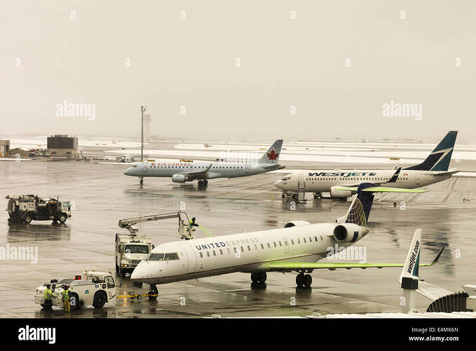 planes-de-icing-before-taking-off-from-calgary-international-airport-E4MK6N