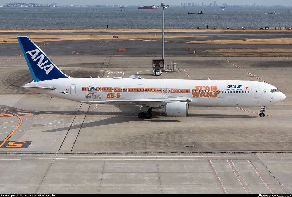 ANA 767-300ER STARWARS R2-D2 BB8 全日空 jc ANA / B763-All Nippon Airways (Star Wars - R2-D2 / BB-8