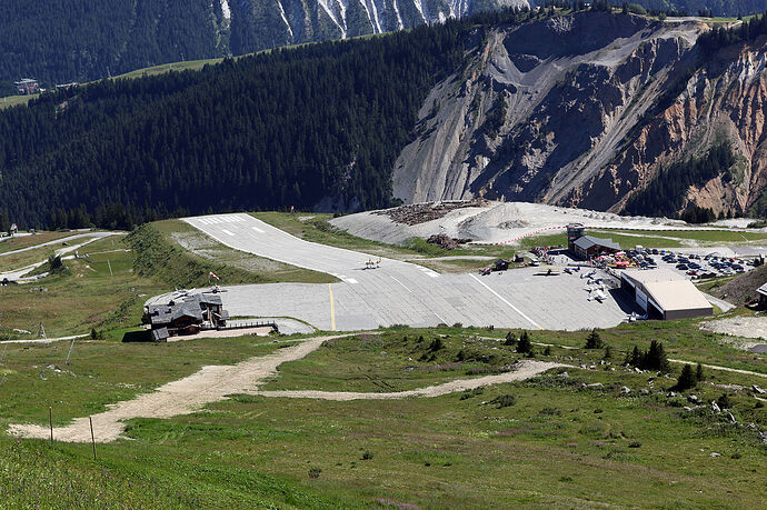 1200px-Altiport_Courchevel2