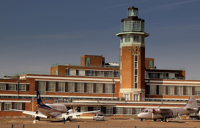 THE_FORMER_TERMINAL_BUILDING_AT_SPEKE_AERODROME_NOW_THE_CROWNE_PLAZA_HOTEL_LIVERPOOL_JULY_2013_(9231676102)