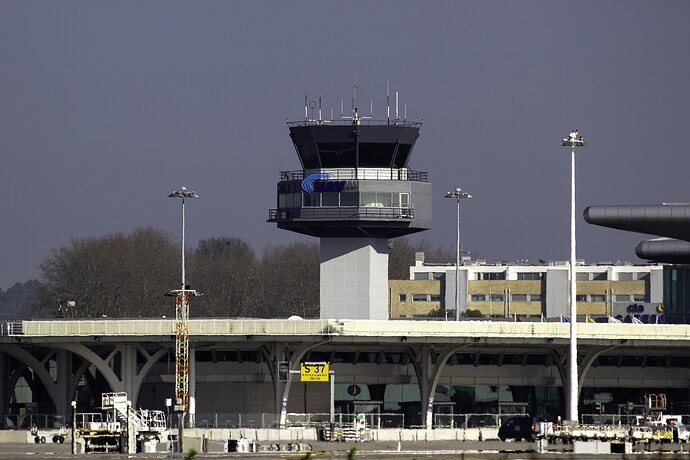 Torre_de_control_do_aeroporto_do_Porto
