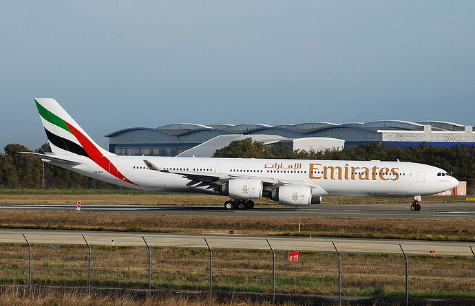 A340-500; Autor: Laurent ERRERA from L'Union, France – Airbus A340-500 Emirates (UAE) A6-ERG - MSN 608, CC BY-SA 2.0, https://commons.wikimedia.org/w/index.php?curid=29839059