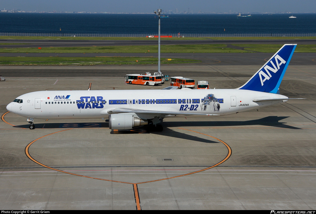 ANA / B763 - All Nippon Airways (Star Wars - R2-D2 / BB-8 livery