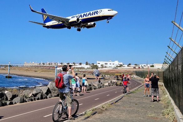 A+plane+flying+over+a+road+to+land+in+Lanzarote+by+LanzAbility-640w